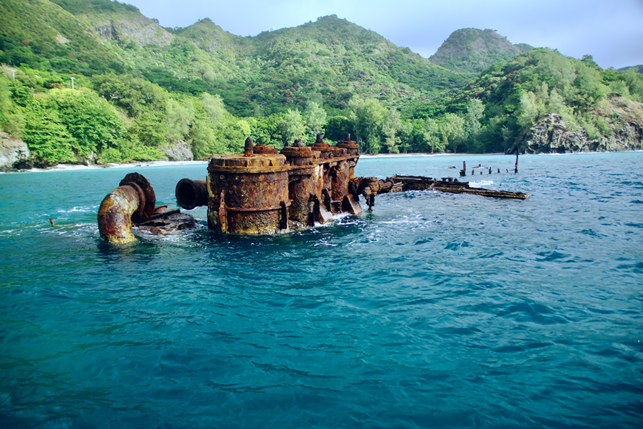 境浦に沈んでいる戦跡｢濱江丸｣。太平洋戦争中の昭和19年、アメリカ軍の魚雷攻撃を受け、この父島に漂着・座礁した。