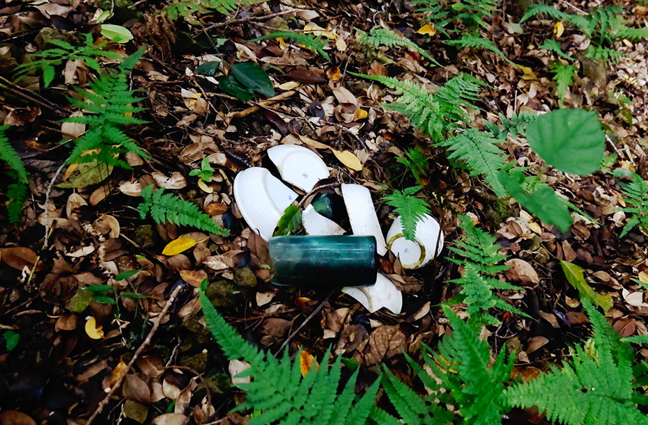 当時の器や瓶の残骸。