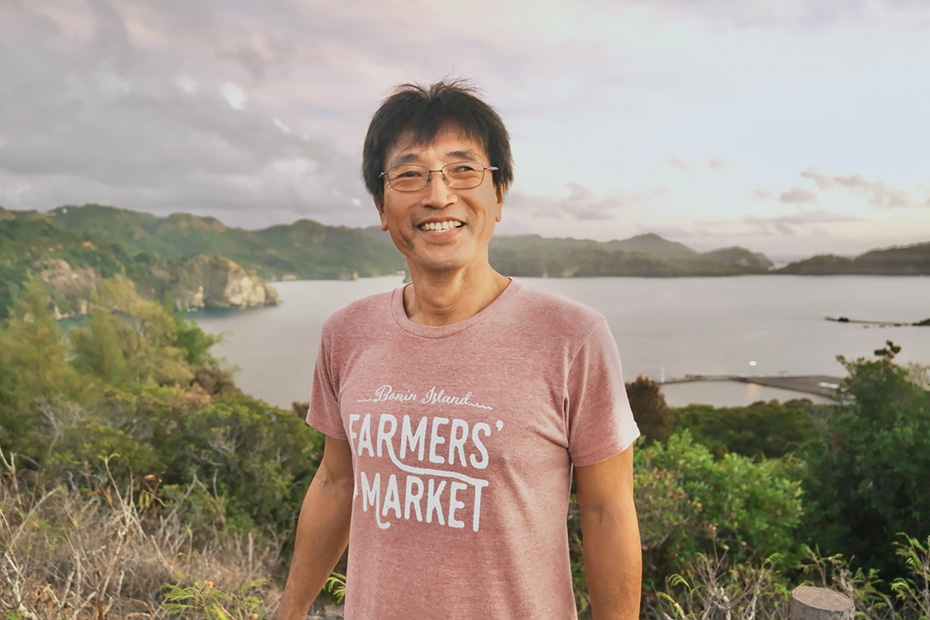 「小笠原自然文化研究所」創設者の1人である鈴木創さん。二見湾を見ながら地形や生態系を説明してくれた。