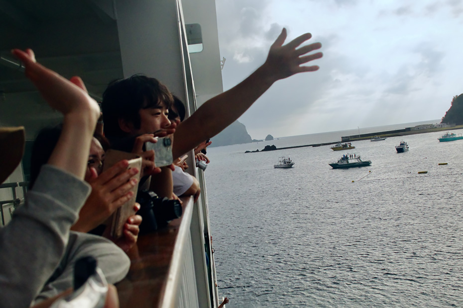 出航の日。港には多くの人が集まっていた