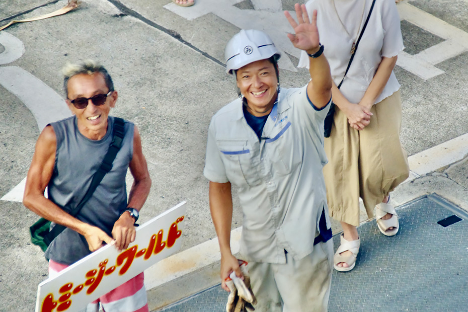 出航の日。港には多くの人が集まっていた