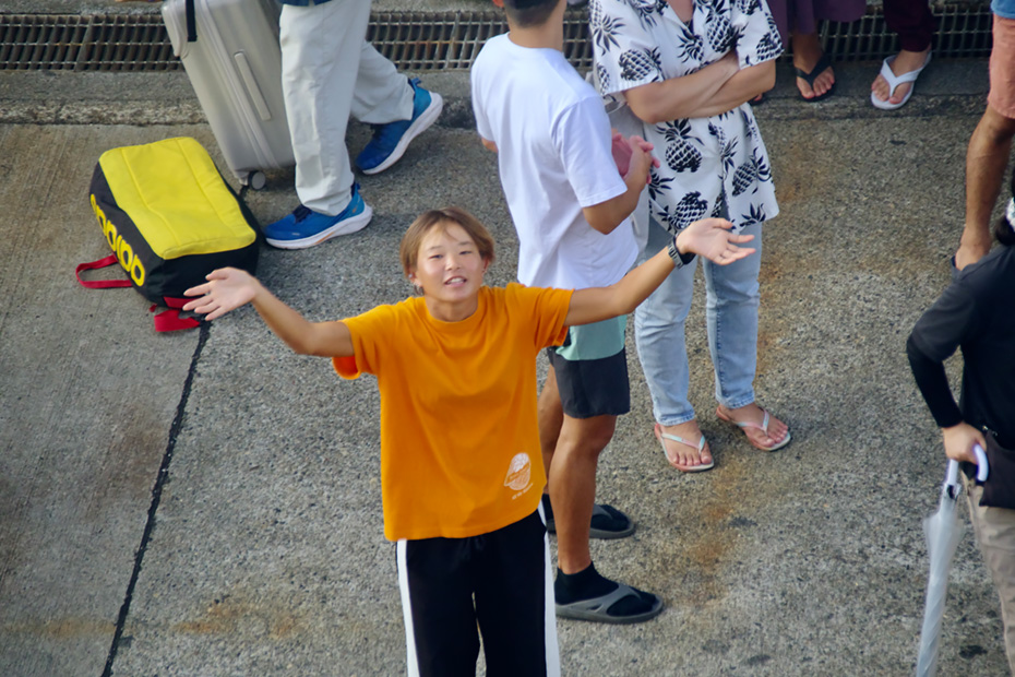 出航の日。港には多くの人が集まっていた