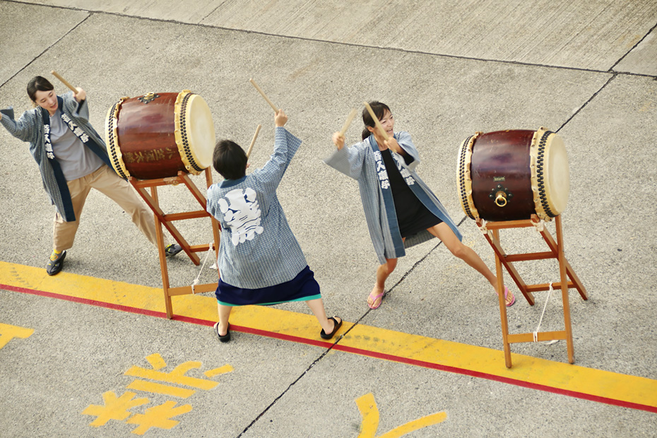 出航の日。港には多くの人が集まっていた