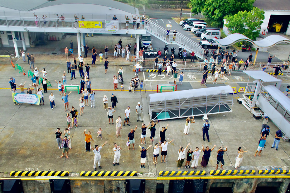 出航の日。港には多くの人が集まっていた