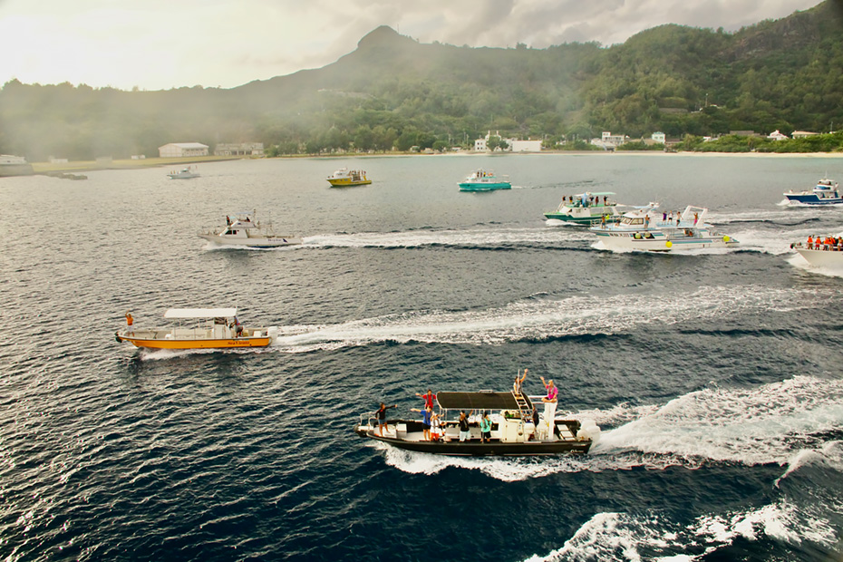 出航の日。港には多くの人が集まっていた