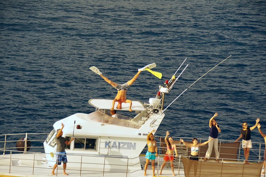 出航の日。港には多くの人が集まっていた
