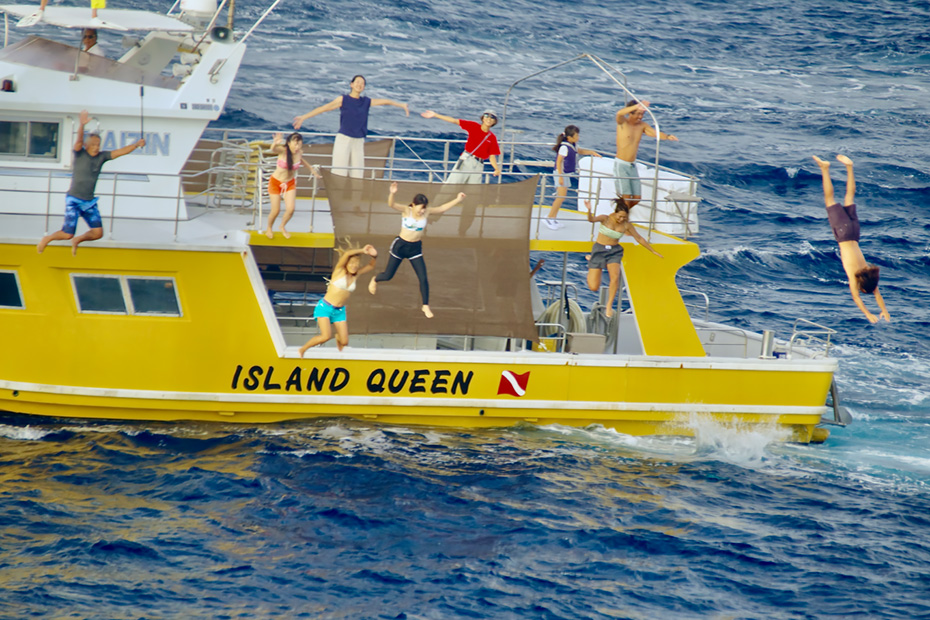 出航の日。港には多くの人が集まっていた