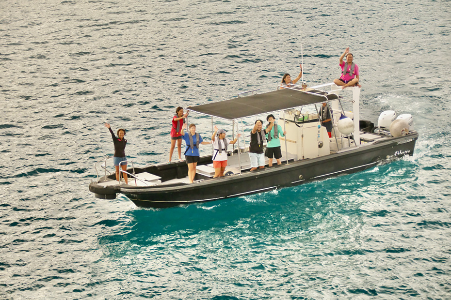 出航の日。港には多くの人が集まっていた