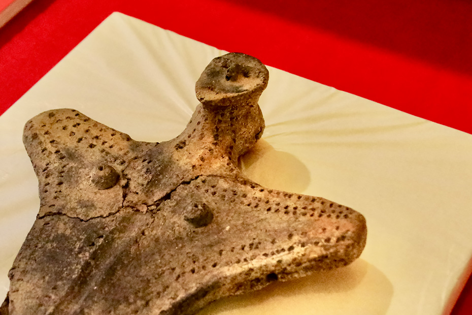 青森県深浦町一本松遺跡出土の板状土偶（縄文時代中期5000年前）。　深浦町歴史民俗資料館