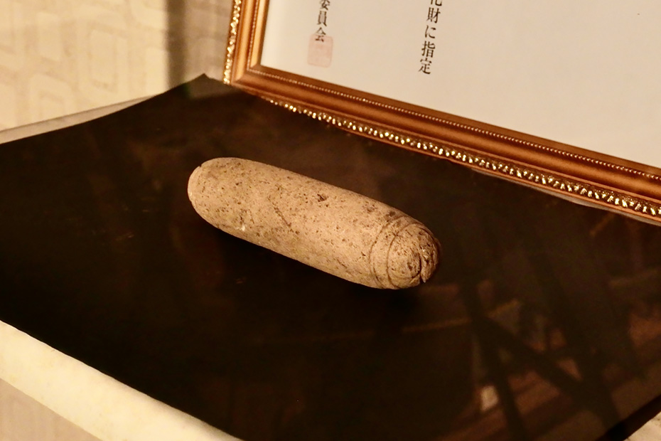 秋田県藤里町出土の石棒。秋田県藤里町歴史民俗資料館