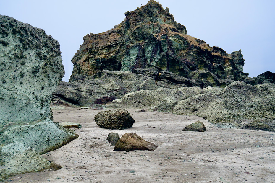青森県深浦町・千畳敷海岸。緑色凝灰岩（グリーンタフ）からなる海底の波食台が、1793年（寛政4年）の西津軽地震で 数メートル隆起してできた隆起波食棚。