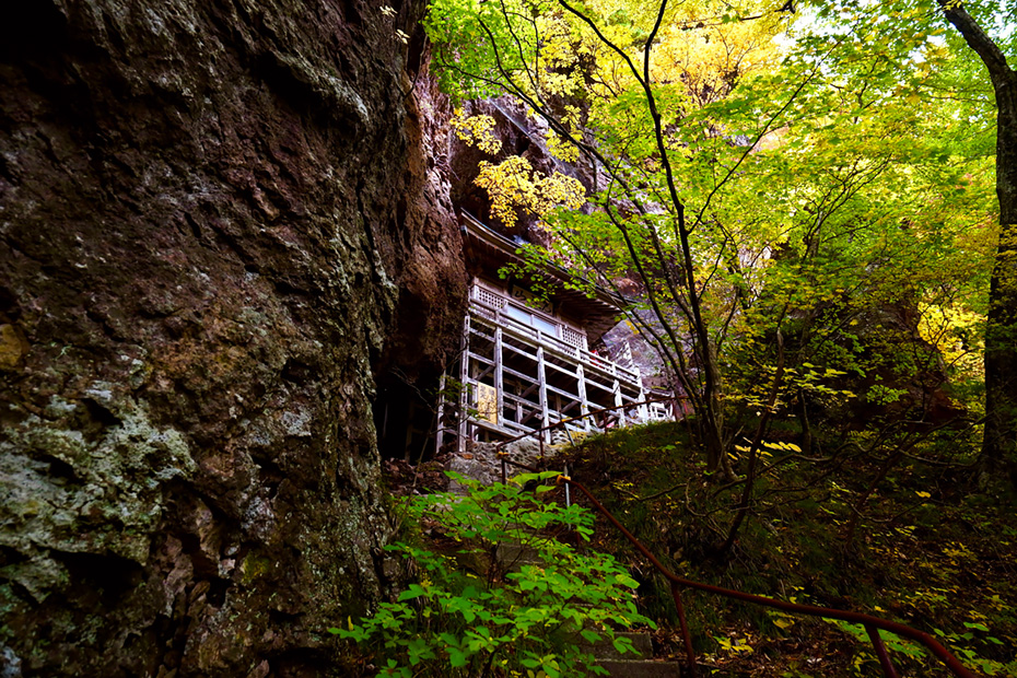 青森県深浦町・見入観音。かつて観音様が山の中から現れた（見入った）という言い伝えに由来している。創建には二つの説があり、一つは平安時代の高僧である智証大師（円仁）による開山という説、もう一つは康永3年（1344年）に行円和尚によって開山され、藤原氏家が開基したという説がある。