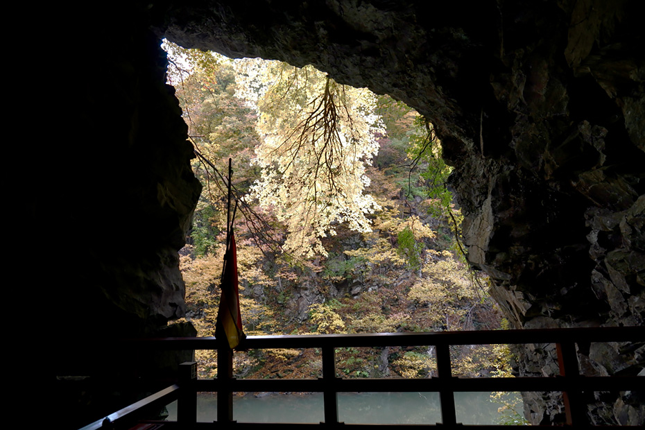 青森県西目屋村・岩谷観音。岩木川沿いの洞窟に存在する御堂。江戸時代の藩政時代に落馬で亡くなった愛馬を憐れんだ唐牛三左衛門が、岩壁の洞窟にお堂を建てて馬の霊を弔ったことが由来。