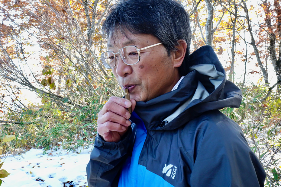 山の中では弾丸の殻を笛にしてマタギ同志でやり取りするという。