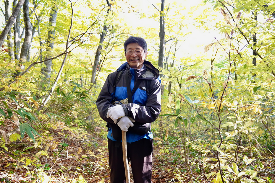 目屋マタギの小池幸雄さん。「マタギ舎」では様々なツアーがあり、山の中での貴重な体験ができる。