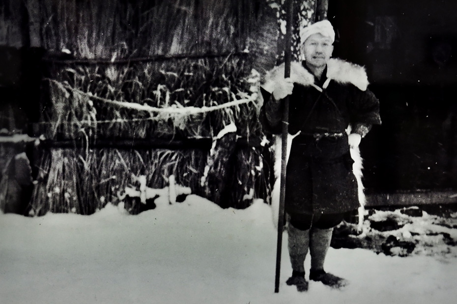 かつてのマタギの長「シカリ」である工藤作太郎氏。工藤光治氏の父。西目屋中央公民館「風土回廊」より