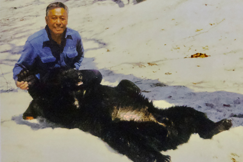 クマを授かった小池さんの師である工藤光治氏