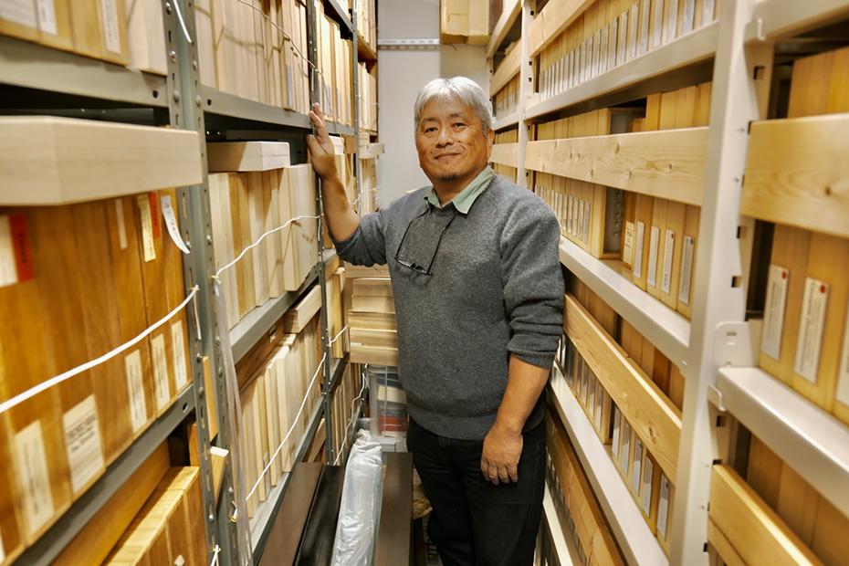 弘前大学の中村剛之教授。昆虫学、特にハエ目・ガガンボなどの分類学・系統分類学が専門。世界自然遺産・白神山地を主なフィールドに、地域の生物多様性調査、保全のための研究を行う。市民参加型の蛾相解明や環境教育にも注力し、白神山地の貴重な自然の解明と継承に貢献している。