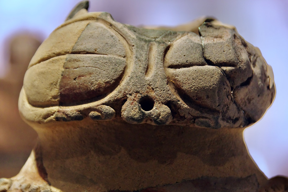 秋田県・桂の沢遺跡出土の遮光器土偶（縄文時代晩期）。秋田県伊勢堂岱縄文館