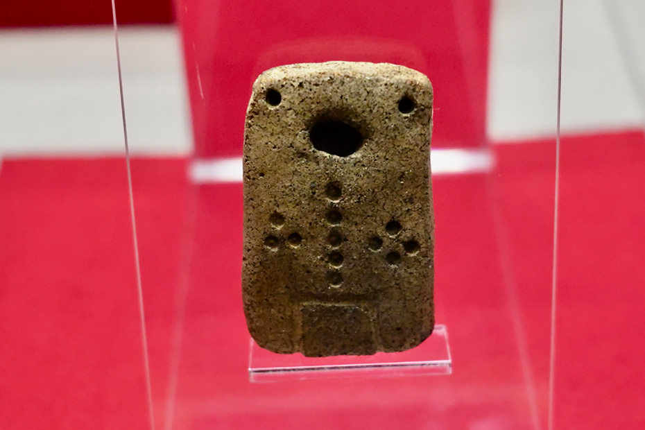 秋田県・野中堂環状列石東側出土の土板（縄文時代晩期）。秋田県・大湯ストーンサークル館