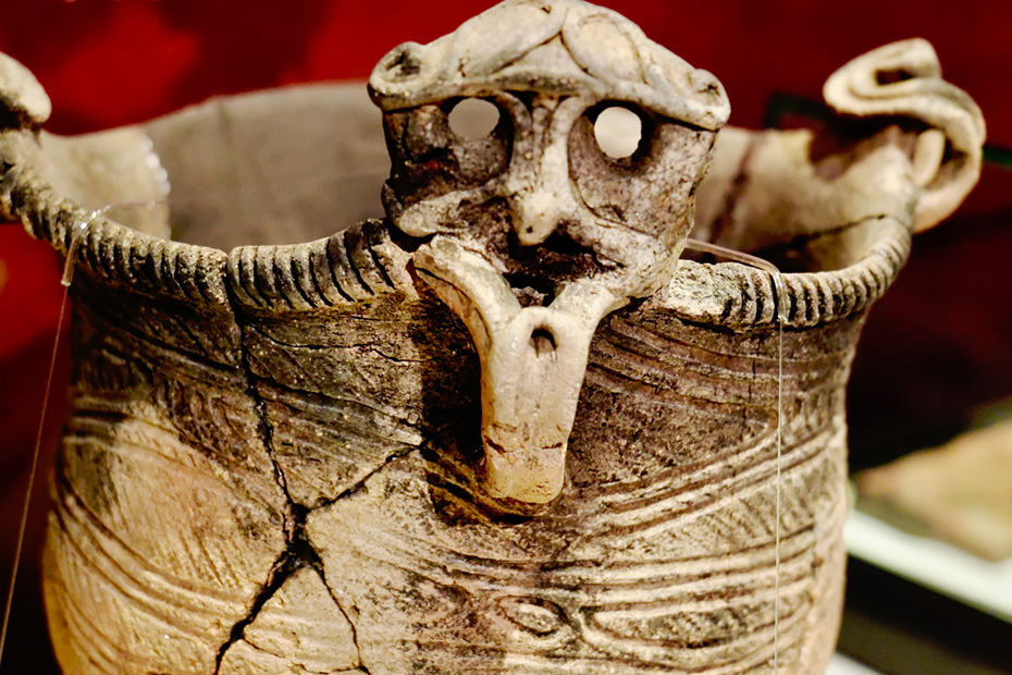 青森県二つ森貝塚出土の人面付き土器（縄文時代中期）。青森県二つ森貝塚館