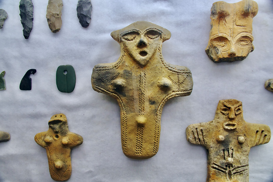 青森県石神遺跡出土の十字形土偶（縄文時代中期）。青森県森田歴史民俗資料館