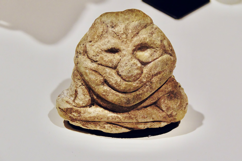 秋田県・白坂遺跡出土の笑う岩偶（縄文時代晩期）。秋田県伊勢堂岱縄文館