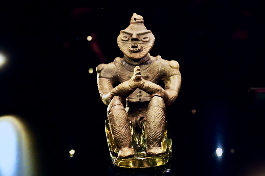 青森県是川石器時代遺跡出土の合掌土偶（縄文時代後期）。青森県是川縄文館