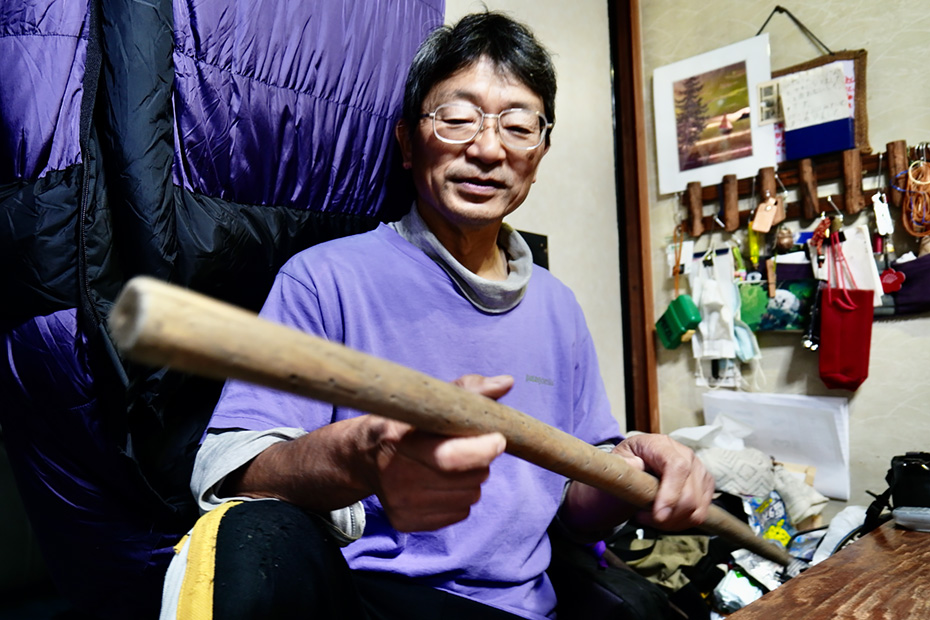 「まっすぐな木を見つける事が本当に難しい。山では何にでも使える。」とマタギにとって１番大切な杖を説明してくれた。冬用は先がヘラのようになっている。