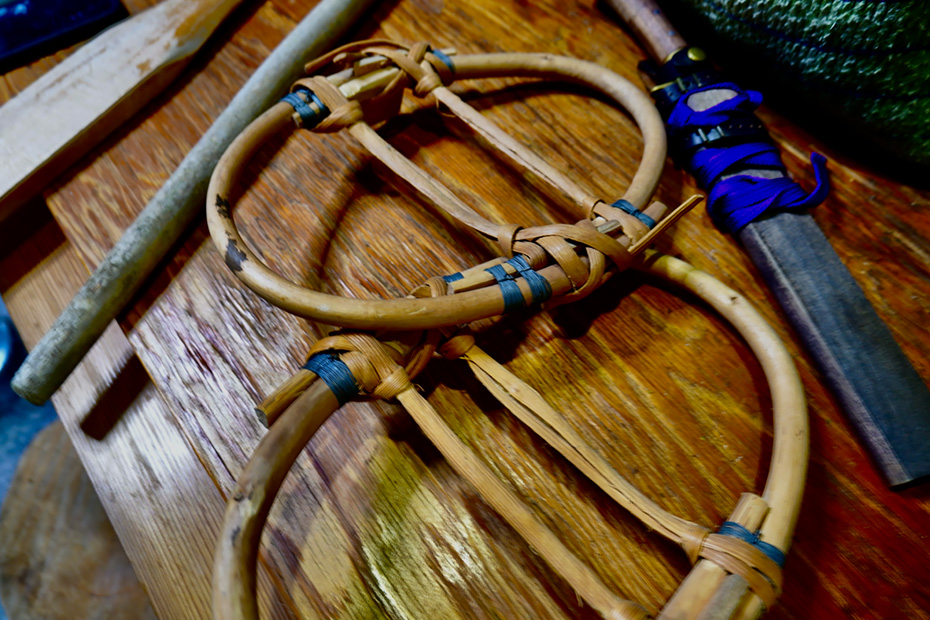 マタギの道具。杖、かんじき、ナタ。