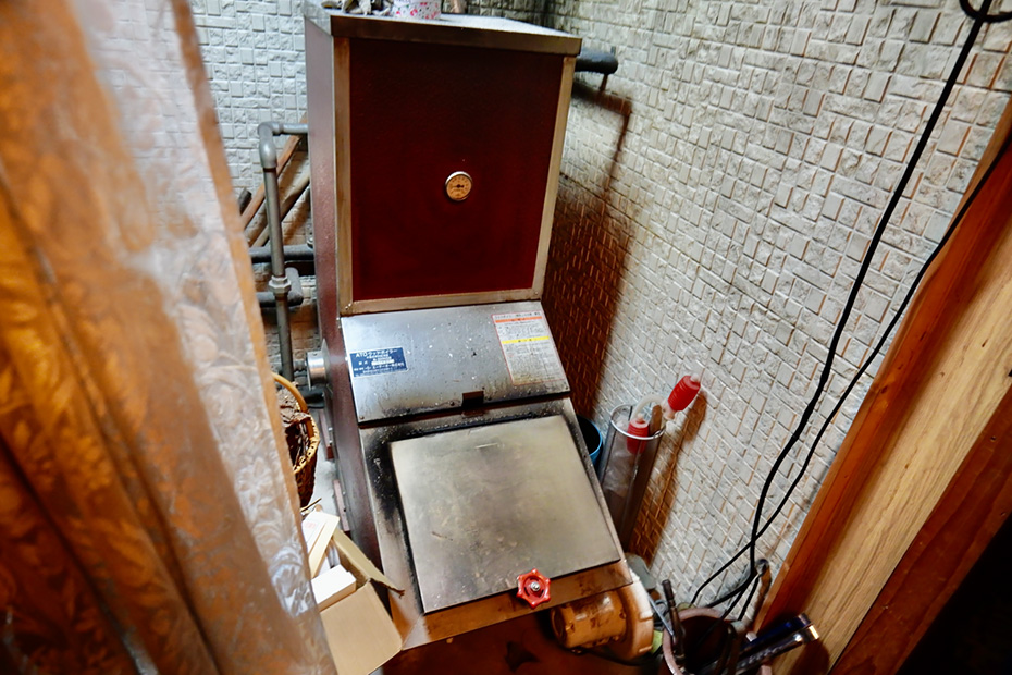 薪でお湯を沸かす事ができる薪ボイラー。