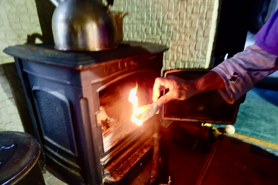 山で採ってきたウダイカンバの樹皮を焚き付けに。