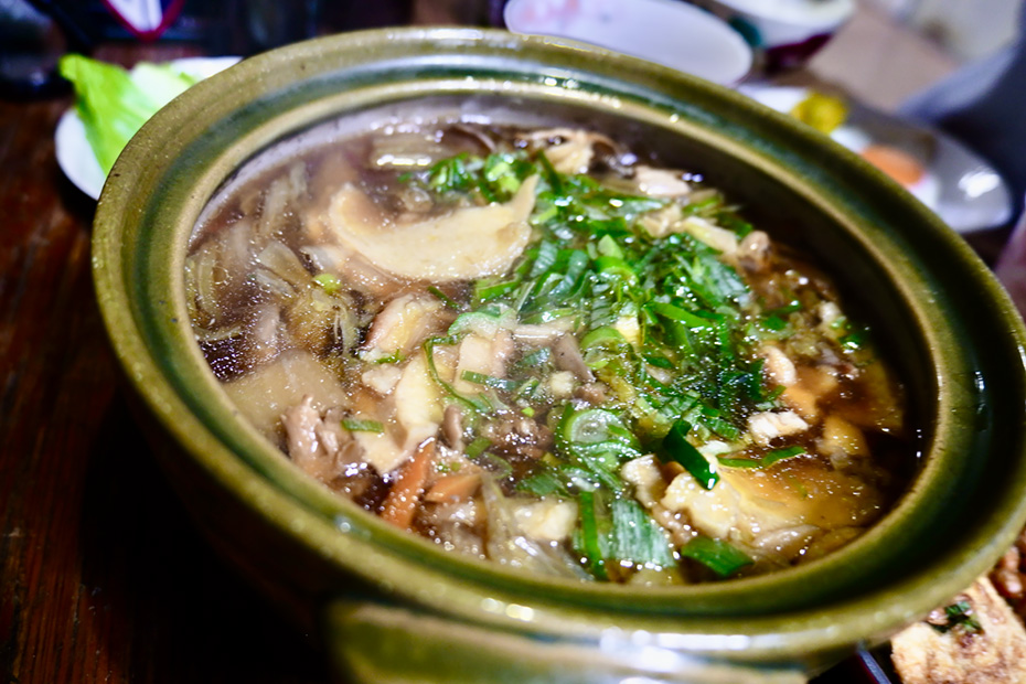 山で採集したキノコのせんべい汁。