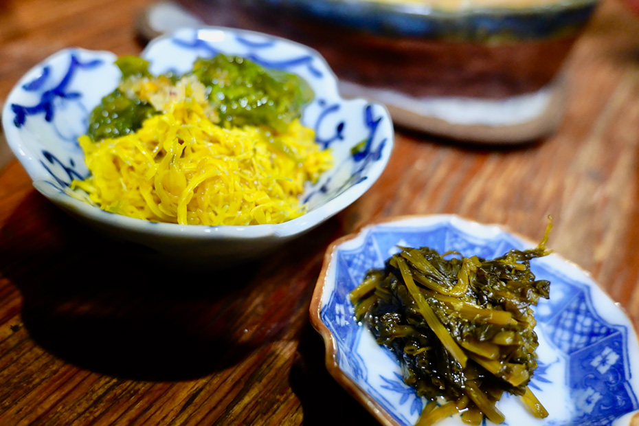 わさびの葉の醤油漬けと菊の花の塩漬。