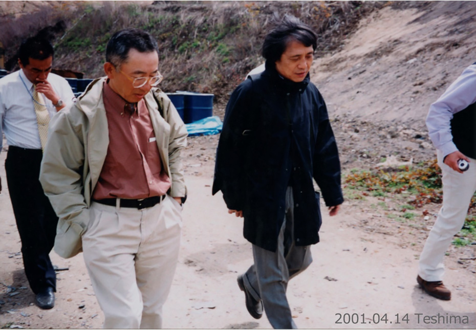 2001年、豊島を視察する柳井さんと安藤さん