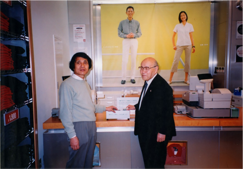 2001年7月、ユニクロ梅田店に最初の募金箱が設置された時の安藤さん（左）と故・中坊弁護士（右）