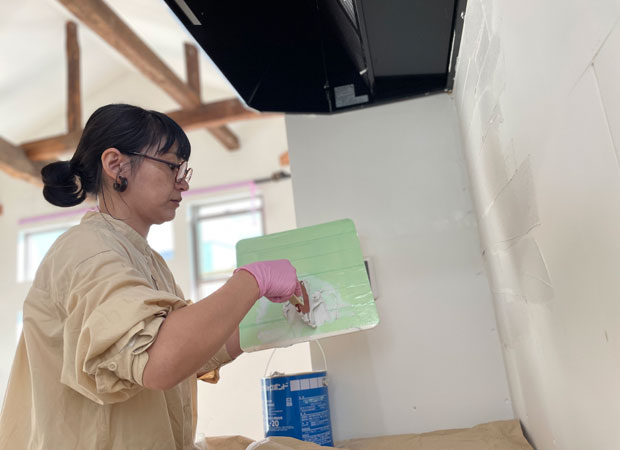 DIYでリノベーションする様子(写真提供:栗本千尋)