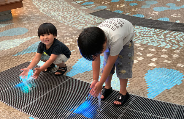 八戸市の中心街にある〈マチニワ〉。最初は手足だけのつもりが、最終的にはずぶ濡れになりがち。(写真提供:栗本千尋)
