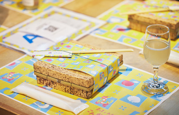 青森のモチーフをちりばめたデザインに包まれたランチボックス、りんごジュースやシードルなど、青森ならではのドリンクが振る舞われました。