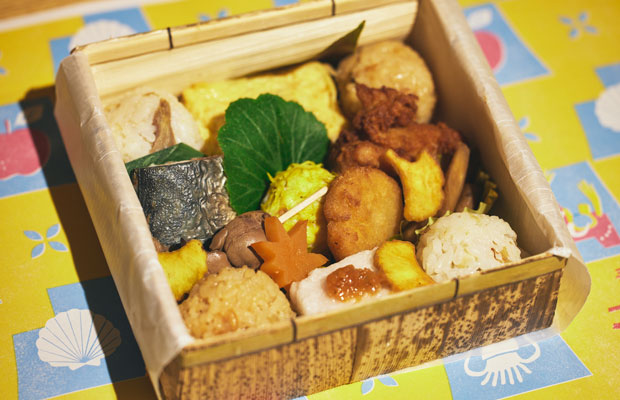 八戸産の菊芋や、五戸町産のあべ鶏など、八戸圏域の食材を用いて特別につくられたメニュー。八戸の郷土料理であるせんべい汁もセットに。