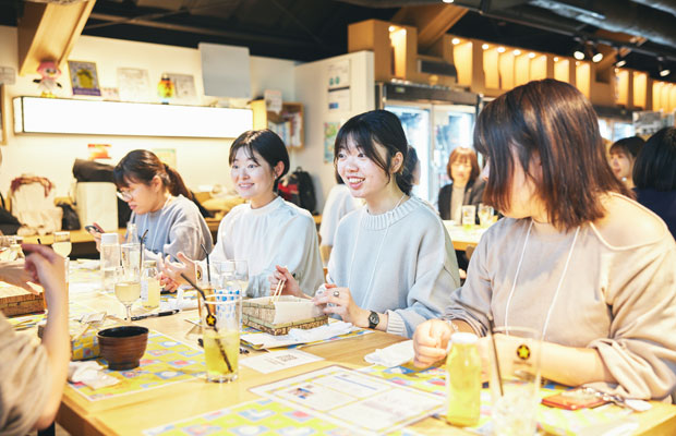 楽しい歓談タイム。ゲストに話を聞いたり、参加者同士でもおしゃべりに花が咲いていました。