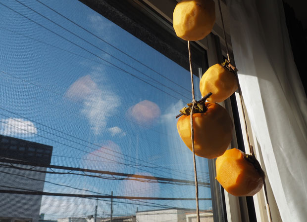 お客さんからいただいたという柿を、干し柿に。(写真提供:佐々木芽)