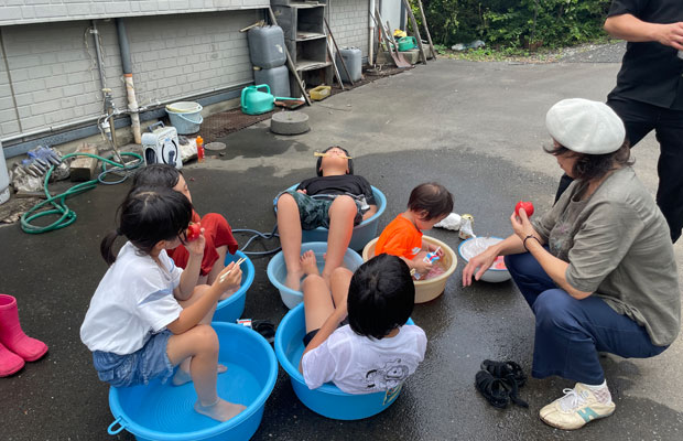 夏になると親戚で集まり、プールやバーベキューをするのが定番。「このときはプールがなかったのでタライに入れました(笑)」(写真提供:栗本千尋)