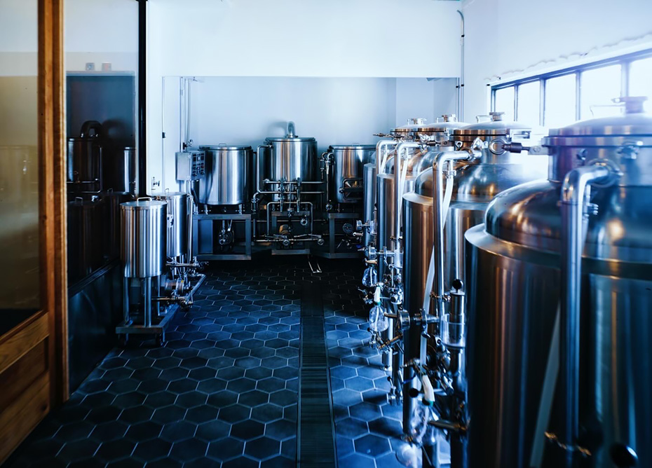 Bierernst併設のカフェ〈PARLOR〉と醸造スペース。日常とクラフトが交差する空間。