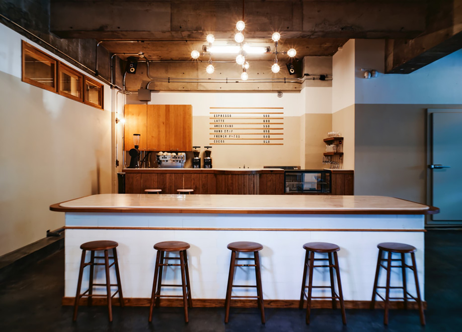 Bierernst併設のカフェ〈PARLOR〉と醸造スペース。日常とクラフトが交差する空間。