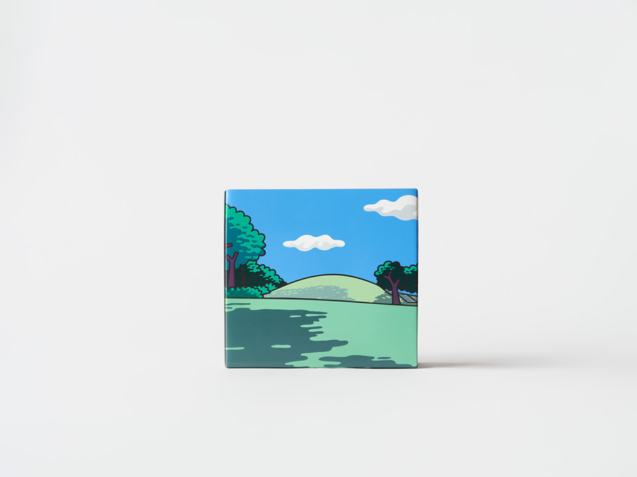 多摩市鶴牧東公園をモチーフにしたアートワークをまとったパッケージ。色彩豊かな描写が特徴。