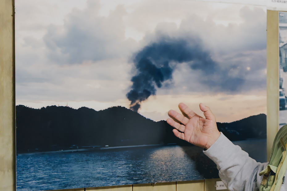 ゴミ船を家浦港に接岸し、産廃を陸揚げ。産廃を山盛りにしたダンプカーが日に何台も島内を走った。現場では野焼きが連日行われ、有毒な黒煙が立ち上る