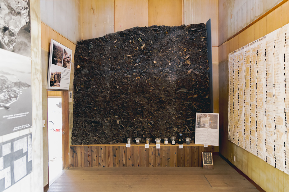 高さ3m×幅3.3mもある、不法投棄された有害産業廃棄物の断面で剥ぎ取って樹脂で固めた標本。そのスケール感に生々しさと恐ろしさを感じる