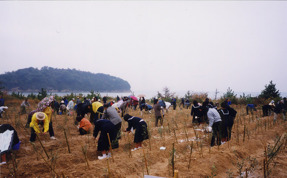 第1回の記念植樹式の様子（提供：廃棄物対策豊島住民会議）