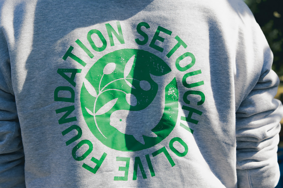 オリーブの樹と豊かな自然の象徴、スナメリをモチーフにした「瀬戸内オリーブ基金」のスタッフユニフォーム